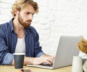 Simon Holding geht mit neuer Domain Erfahrungen.de online