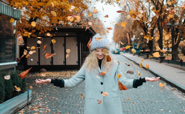 Fotoleinwand Frau im Herbst