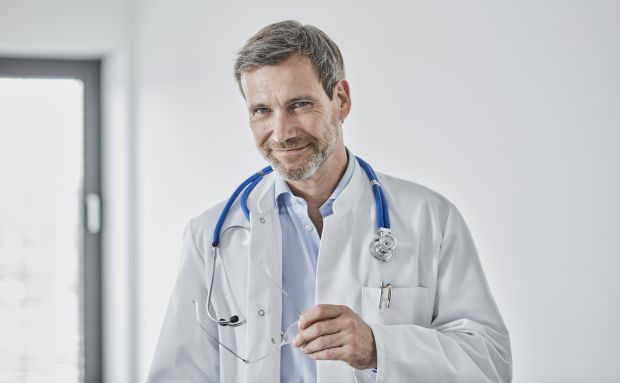 Allgemeinmediziner Mann mit Stethoskop