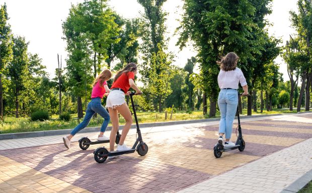 E-Scooter Ausflug unter Freunden