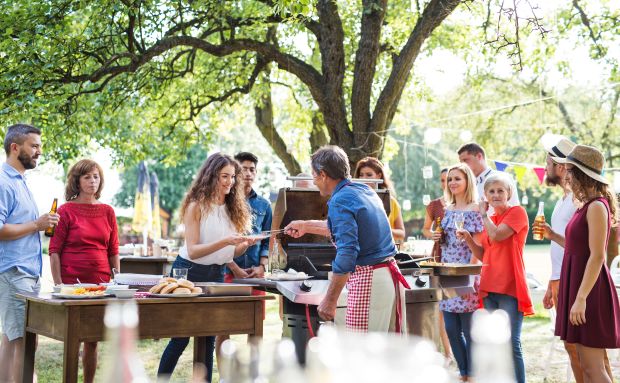 Grillparty im Garten Familie