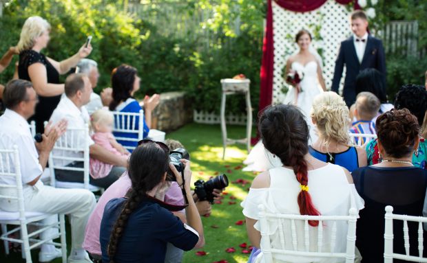 Hochzeitsfotograf mit Brautpaar