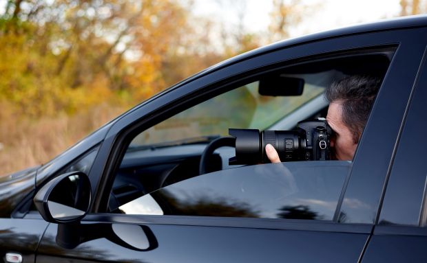 Detektiv arbeitet im Auto