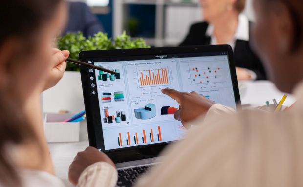 Frauen arbeiten mit QM-Software Frauen arbeiten mit QM-Software