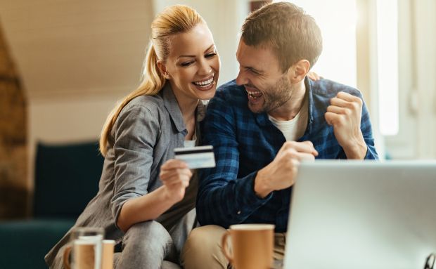 Online Kredit abgeschlossen glückliches Paar