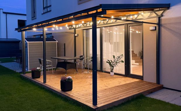 Überdachung für eine Terrasse beleuchtet