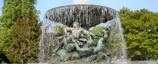 Brunnen „Stürmische Wogen" auf dem Albertplatz (Foto: Bildpixel / pixelio.de)